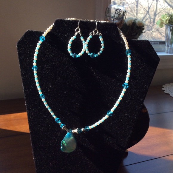 Hand Crafted Beaded Beautiful Necklace & Earring Set - Picture 4 of 4